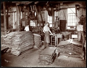 Interieur van drie mannen die met leer en zware apparatuur werken bij de New York Leather Belting Co., New York, 1905